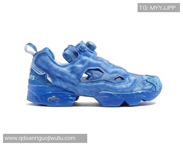 足球明星涂鸦鞋的创意设计与时尚潮流完美结合的精彩展示